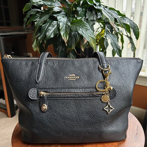 New LOVE and CLOVER Bag Charm Gold Tone💕 - Picture 4 of 7